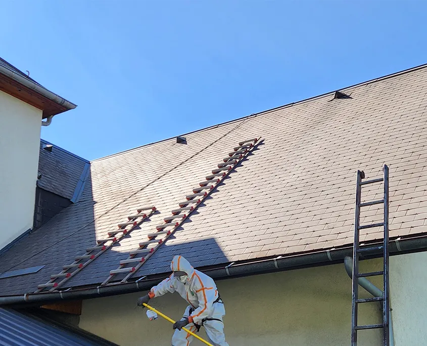 Art Toitures - Traitement anti-mousse pour vos toitures AVANT/ APRÈS  N'hésitez pas à nous consulter